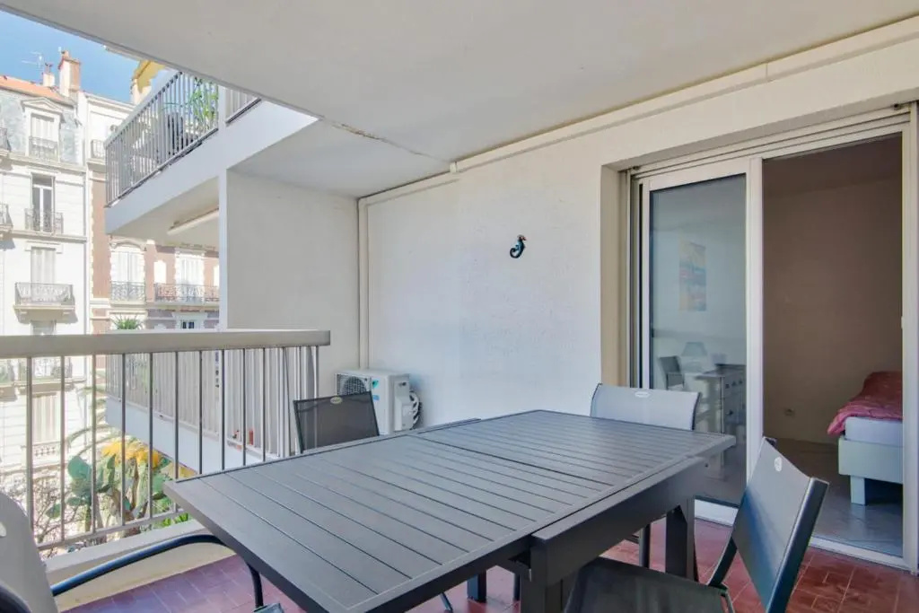1br w AC and terrace in the heart of Toulon near train station Welkeys