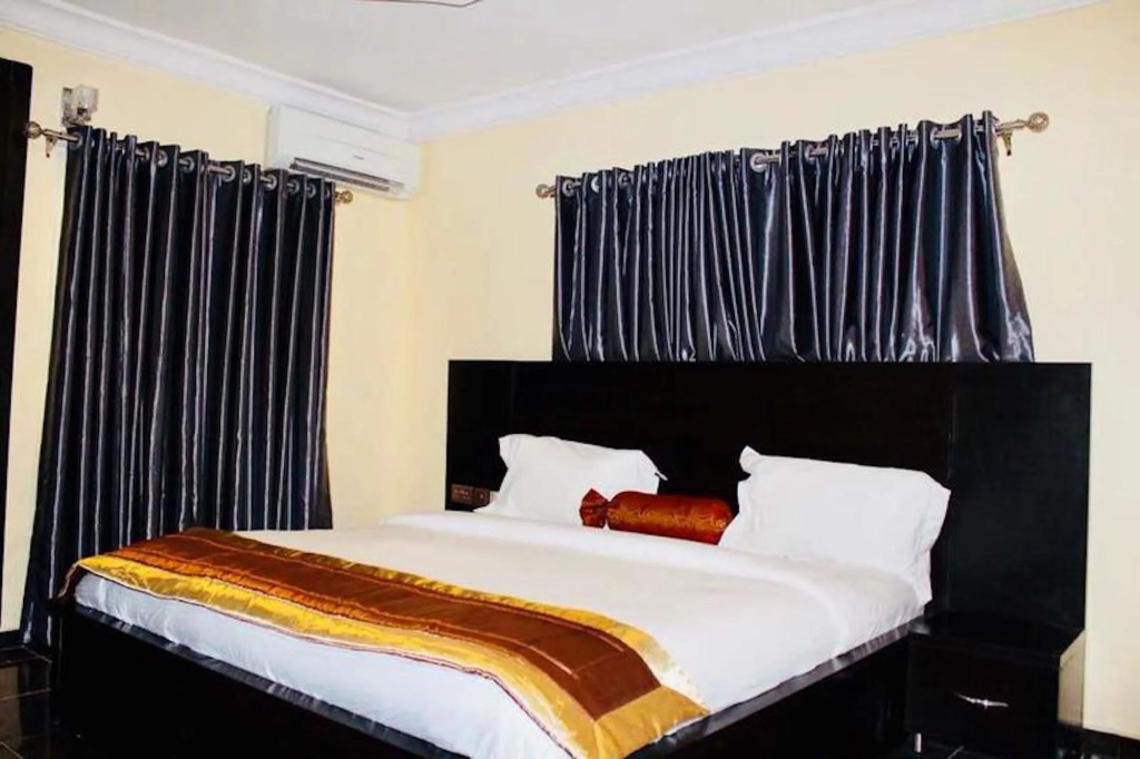 De-Golden Quest Hotel