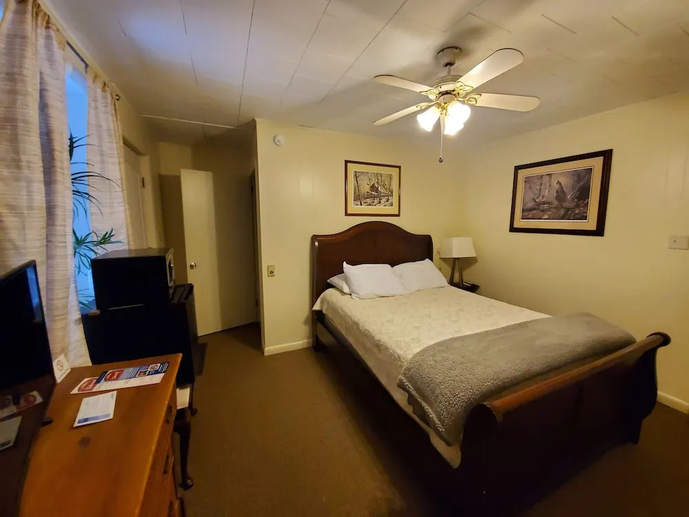Lakewood Lodge & Restaurant