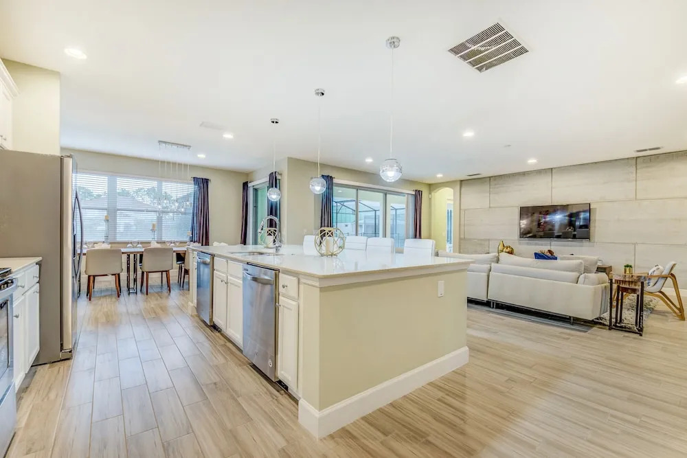Solterra - 7004 Oak Wood Street