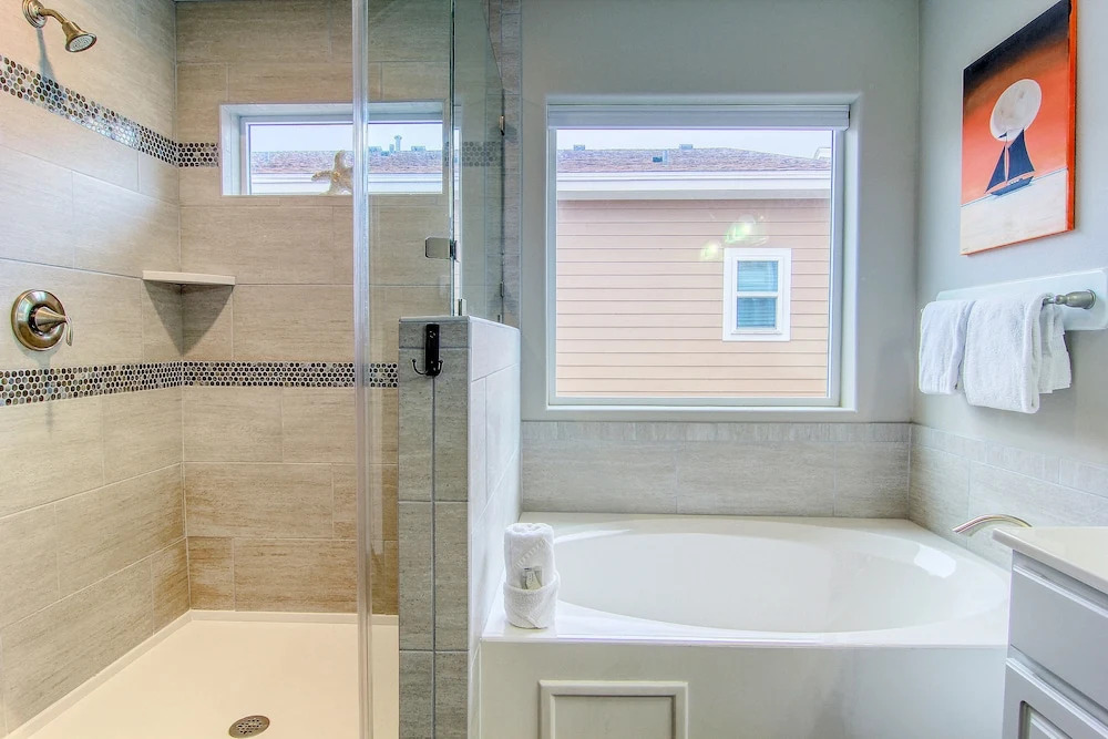 Beach-i-licious 4 Bedrooms 3.5 Bathrooms Townhouse