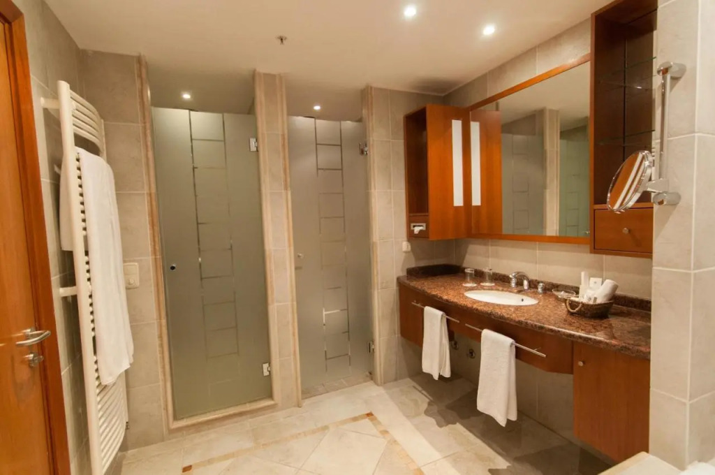 Park Lake Luxury Hotel