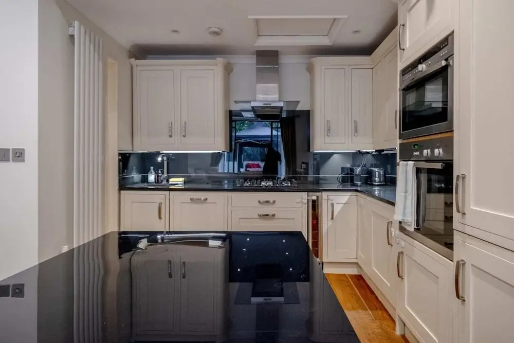 Gorgeous 2BD Flat With Patio - South Kensington!