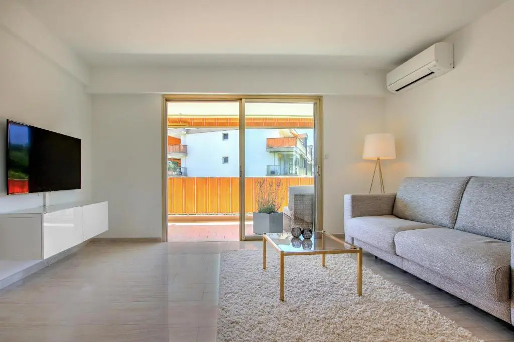 Modern Family Home 5 min to Beach +Pool +Garage