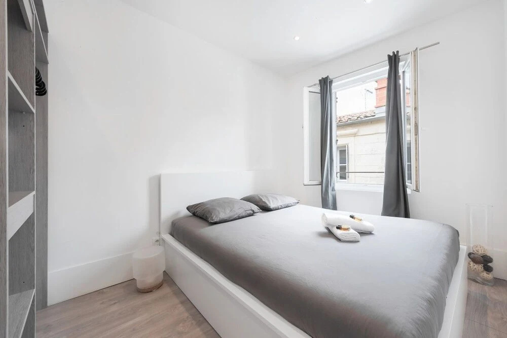 Modern 1 Bedroom Apartment "rue de le Loge"!