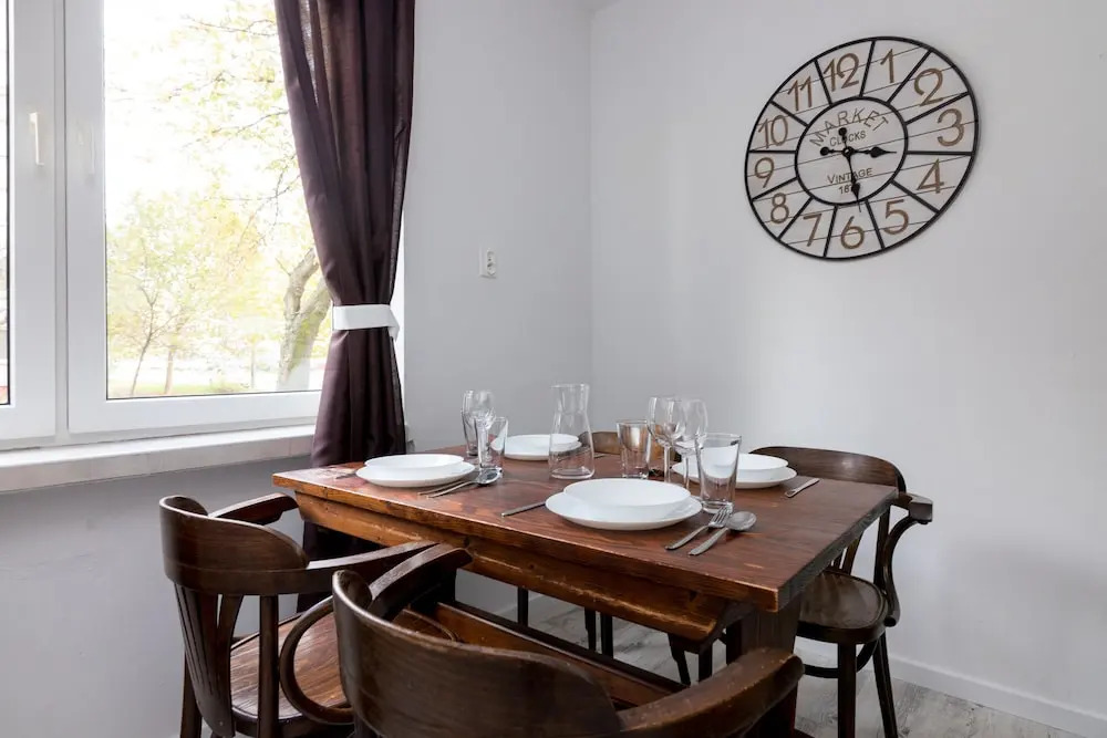 Metro Wilanowska 3-Bedroom Apartment