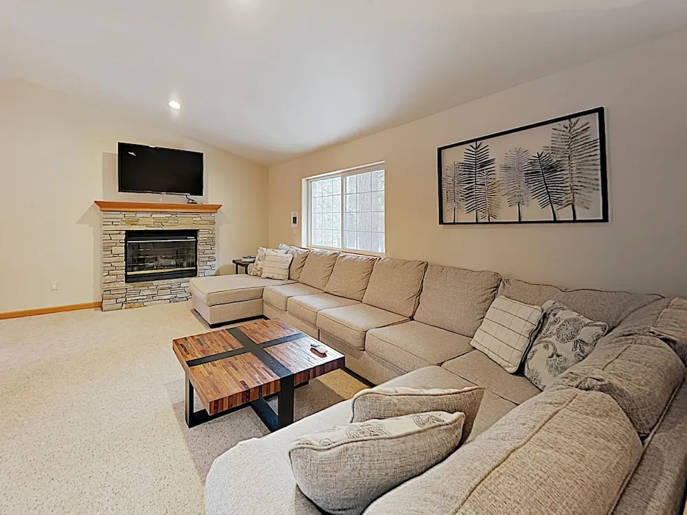 Peaceful W/ Private Hot Tub 5 Bedroom Home
