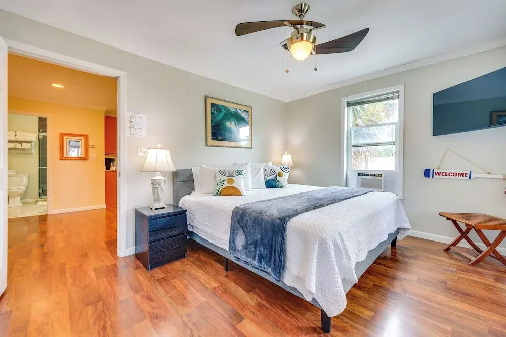 Pet-friendly Dtwn Stay: Steps to Nights of Lights
