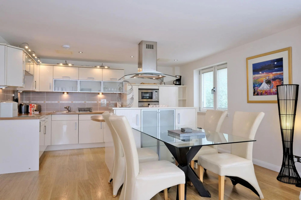 Deluxe and Secure Apartment Close to Aberdeen City Centre