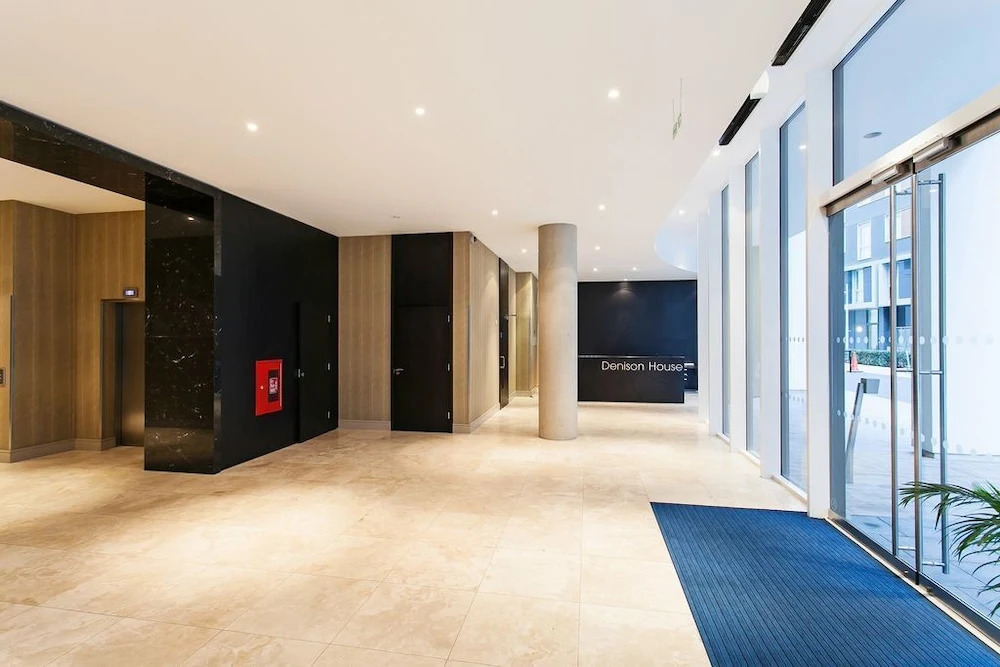 Extravagant Court Apartment