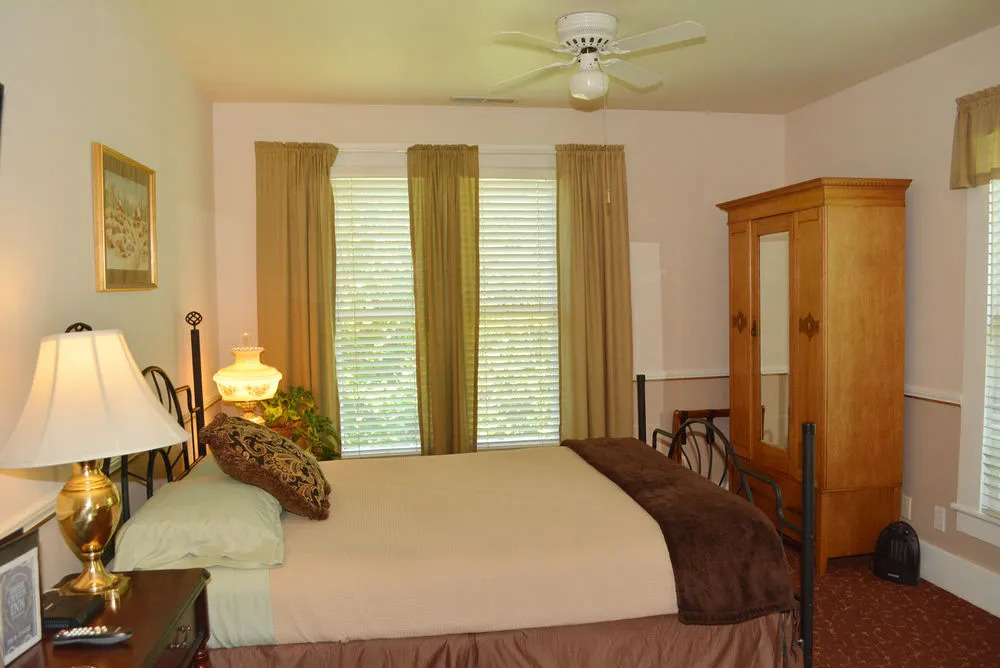 Deer Creek Inn