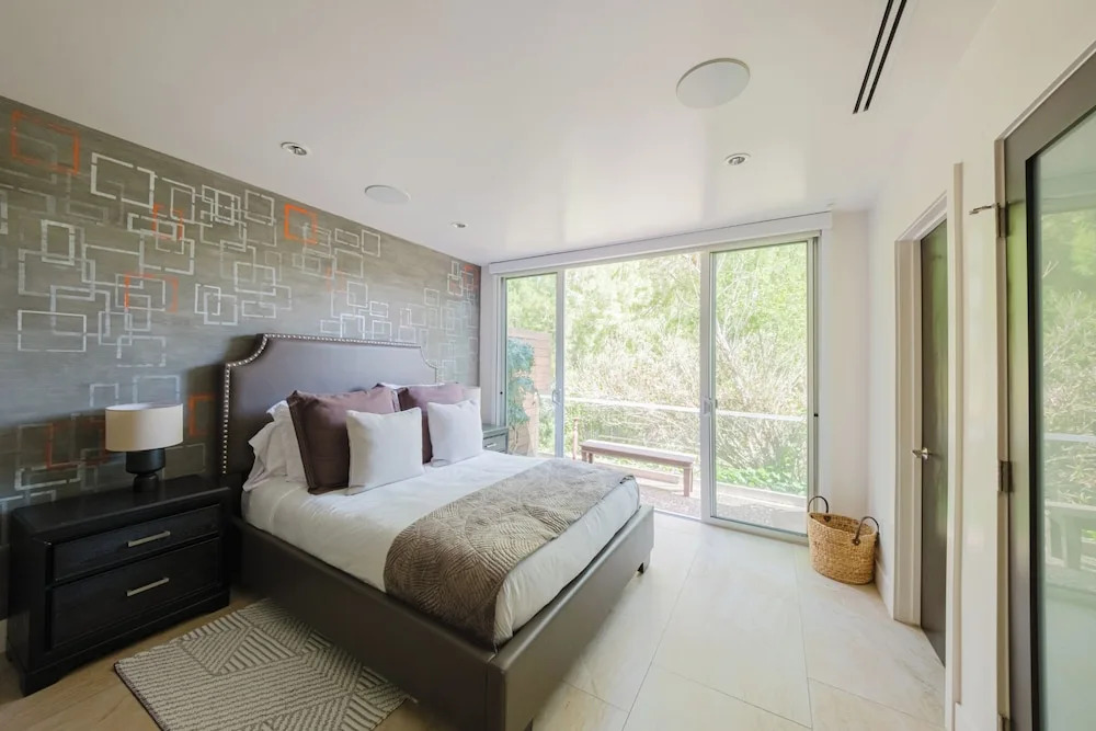 Zen Estate - Luxurious 5BR Beverly Hills Sanctuary With Pool & Canyon Views