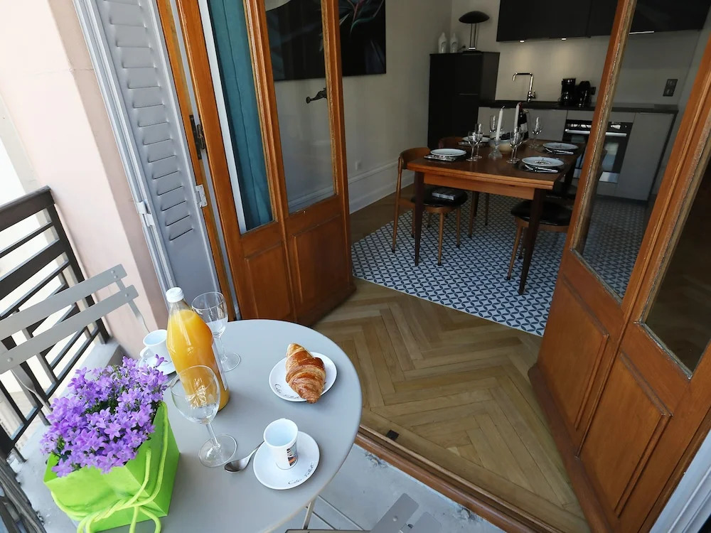 Annecy elegant downtown lakeview apartment
