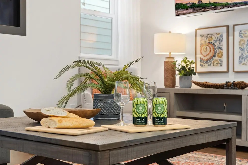 Steps From River & Old Town - Hot Tub & King Bd