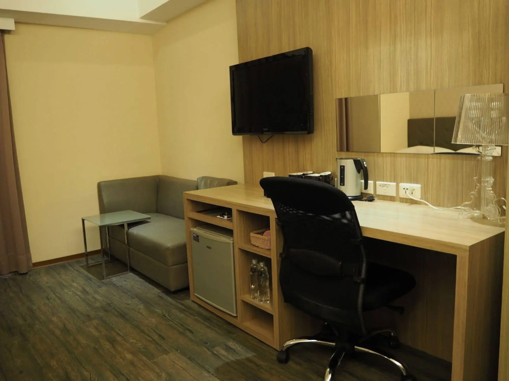 The Riverside Hotel International