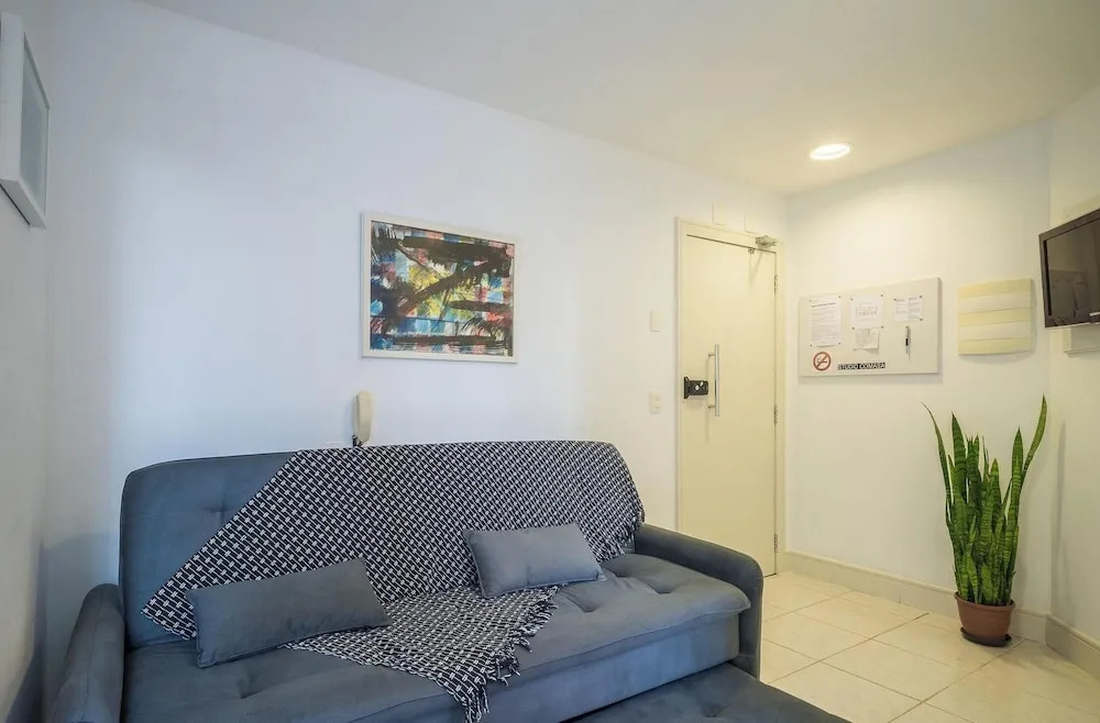 Full Studio 290m From the Public Market Efa0304