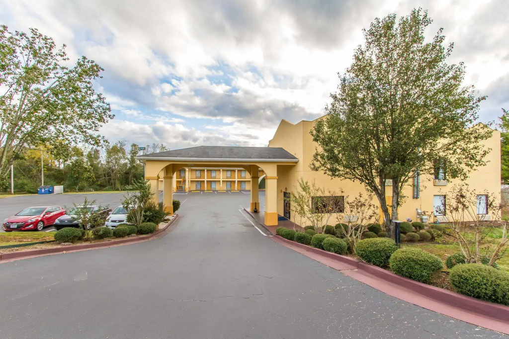 Econo Lodge Inn & Suites Evergreen