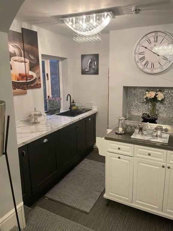 5 Bed House - Sleeps 12 - Pets - Parking