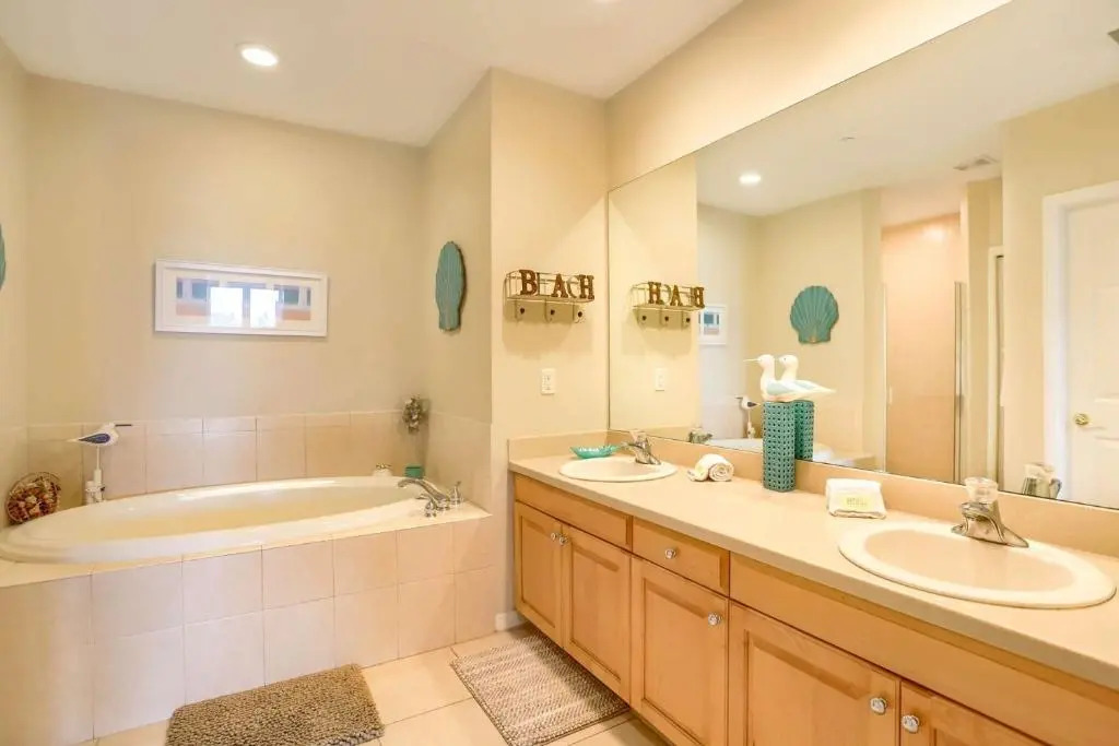 206 Harborview Grande