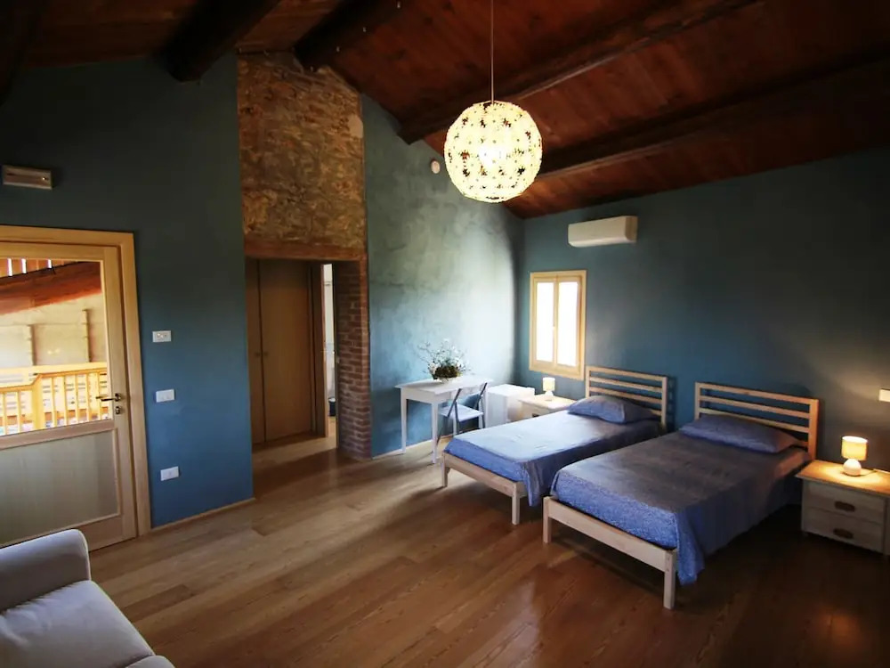 Renovated, Spacious and Cosy Countryside House. Wi-fi, Garden and Swimming Pool