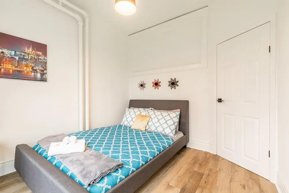 3BR Apartment With Netflix Near King Street