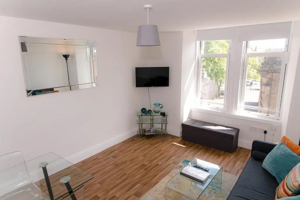 GreenStar Apartments - Short Walk Away Into Dundee City Centre - 6 Individual Properties from 1 to 3 Bedrooms - Short & Long Stay Offers