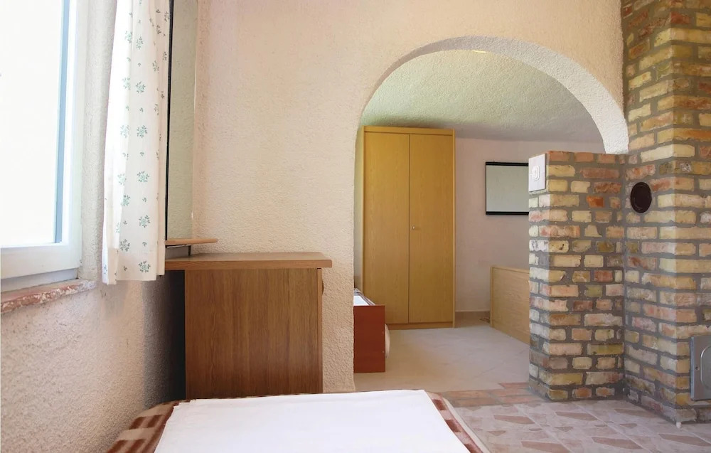 2 Bedroom Cozy Home In Liznjan