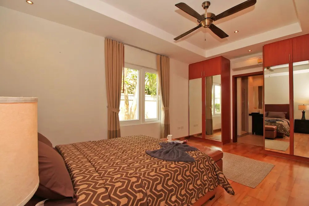 Pattaya Sunset Villa 4 Bedroom Sleeps 8
