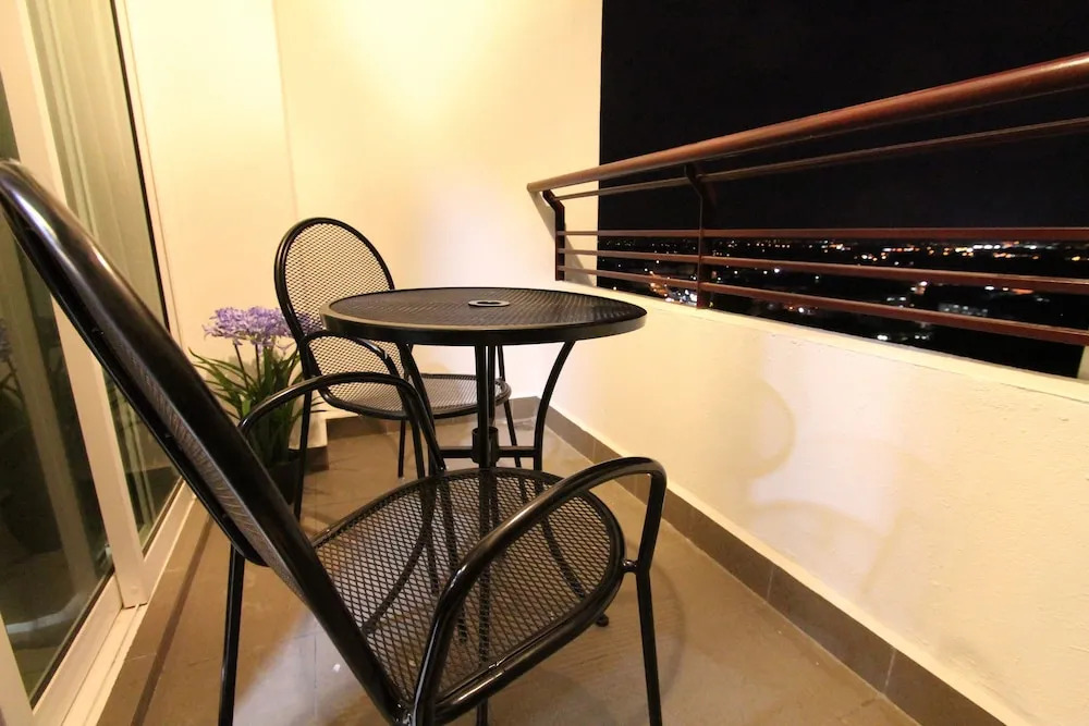 Ian's Majestic Condo