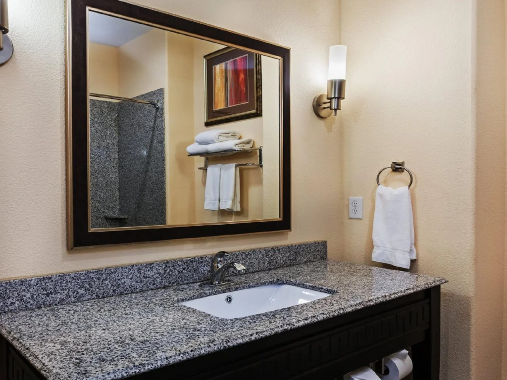Holiday Inn Express & Suites Cleveland by IHG