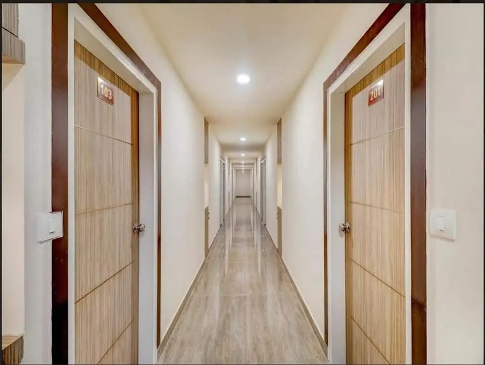 OYO 47017 Hotel Hallmark