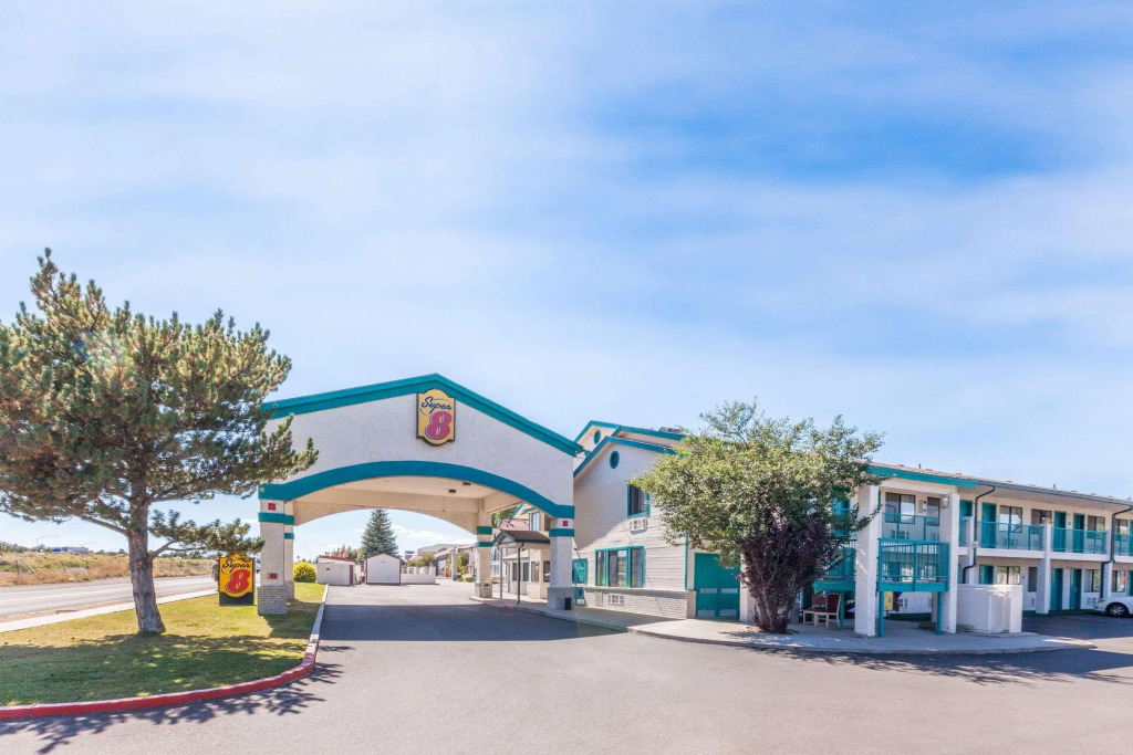 Days Inn & Suites by Wyndham Flagstaff I-40