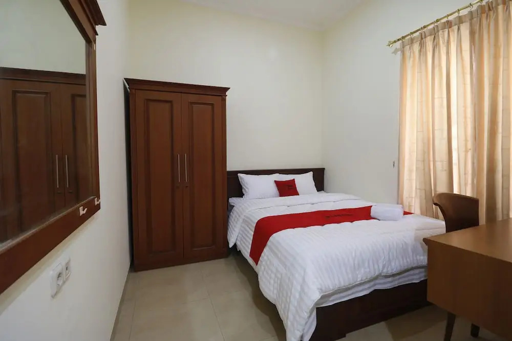 RedDoorz Plus @ Cempaka Putih Timur