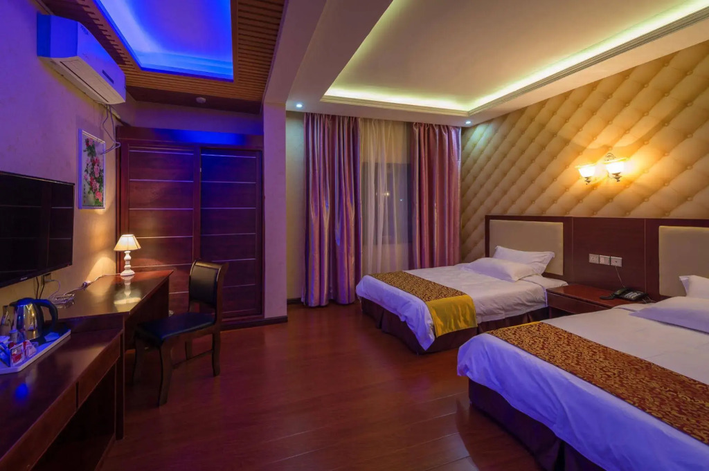 Warm Harbor Hotel