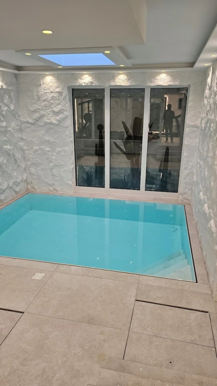 UG Neubau City Wohnung (optional Pool+Gym+2tes Bad extra buchbar)