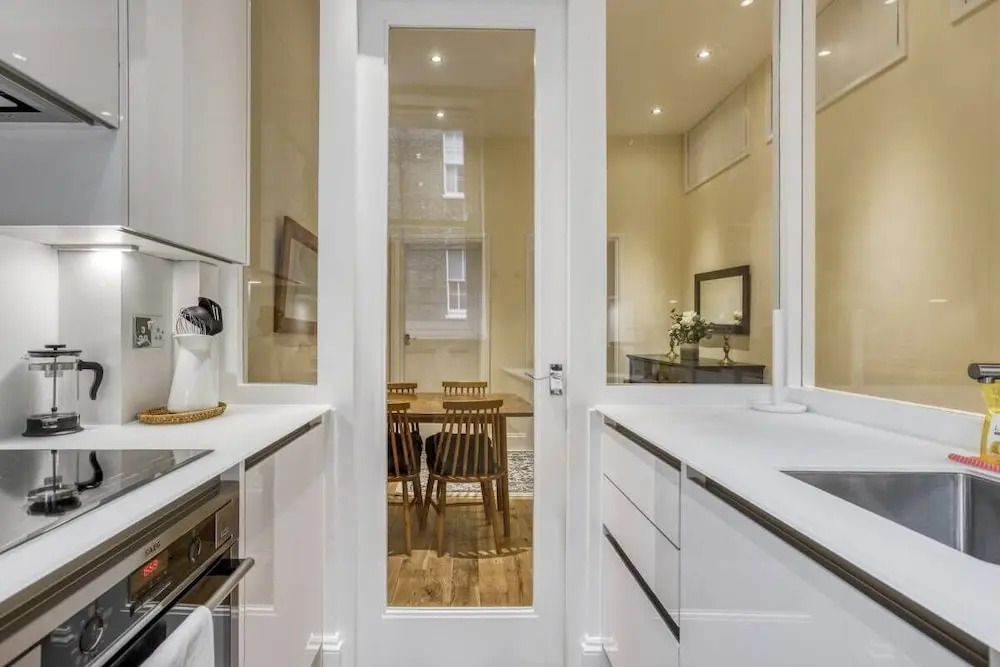 Spacious 2bed/2bath Apt, 5mins to Victoria St