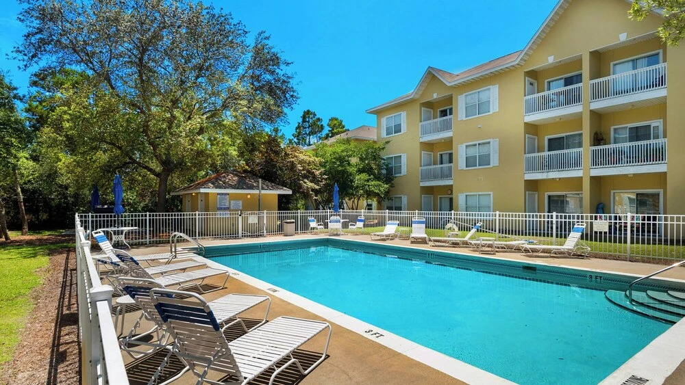 1st Floor, Walkable to Dining, Shopping, Beach - Sleeps 6