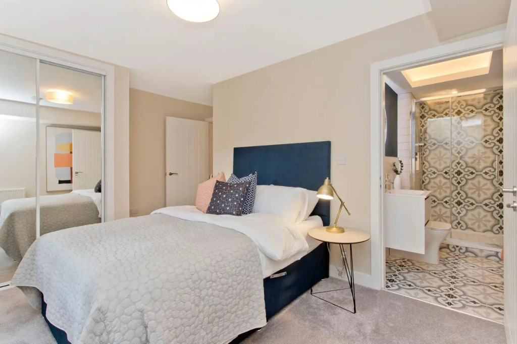 Modern City Centre 2 Bedroom 2 Bathroom Apartments, Main Door Ground with Private Parking