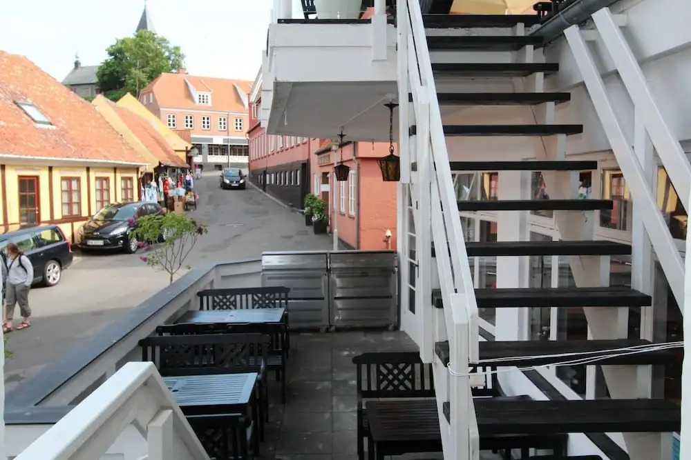 Therns Hotel