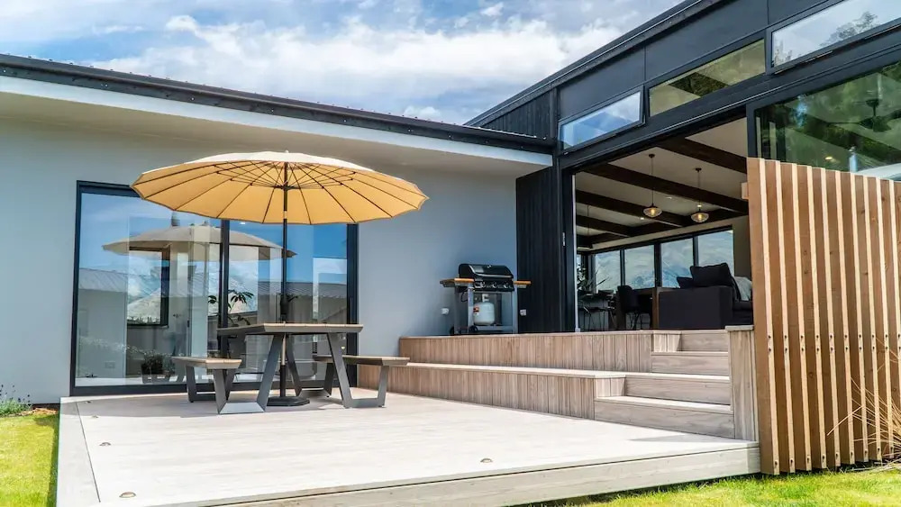 Farrant Drive - Sleeps 8 - Lake & mountain views - Modern & Stylish