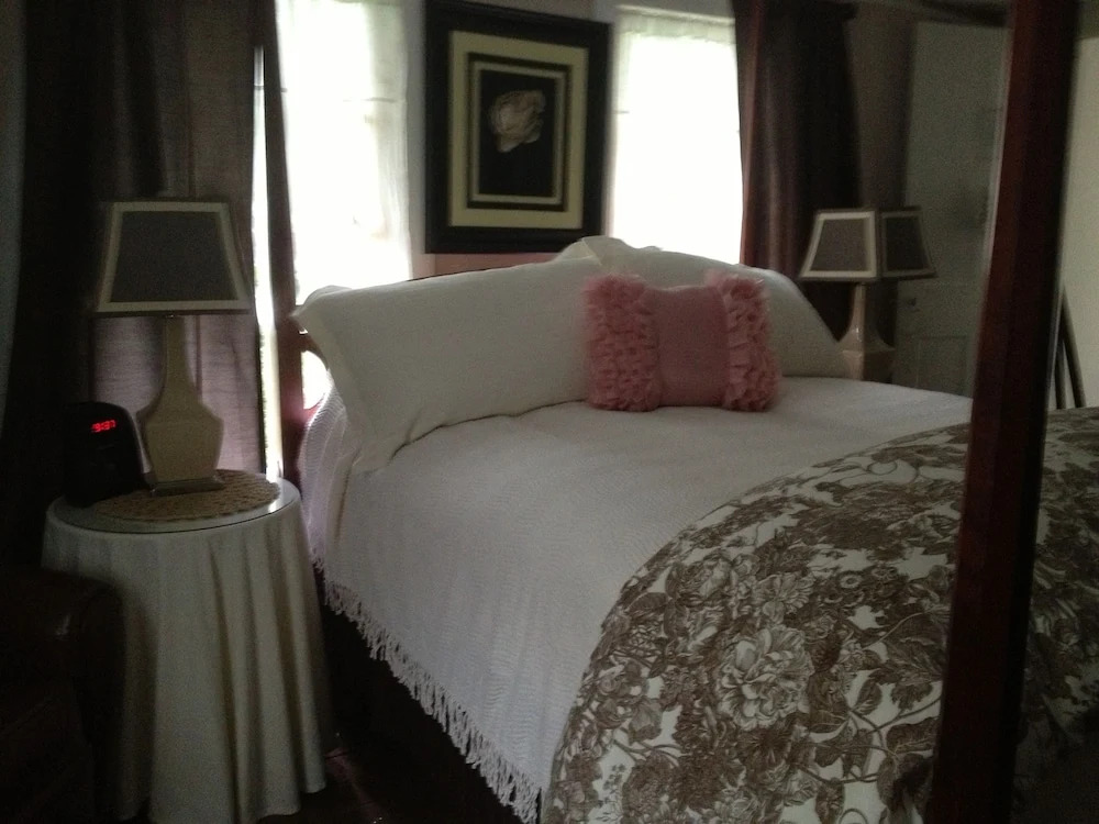 Roseledge Country Inn & Farm Shoppe