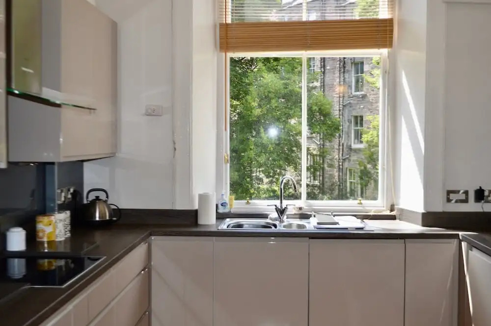 Traditional 2 Bedroom Edinburgh Apartment