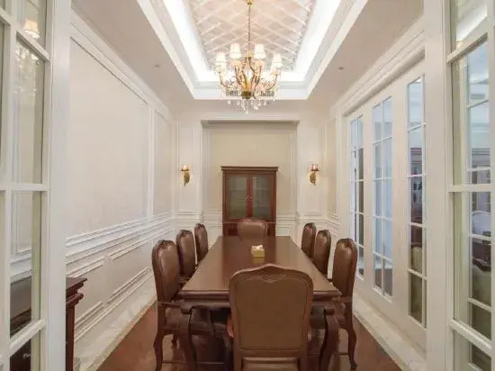 Gushi Yibai International Hotel