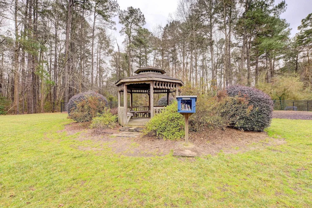 Contemporary Townhome ~ 7 Mi to Dtwn Raleigh