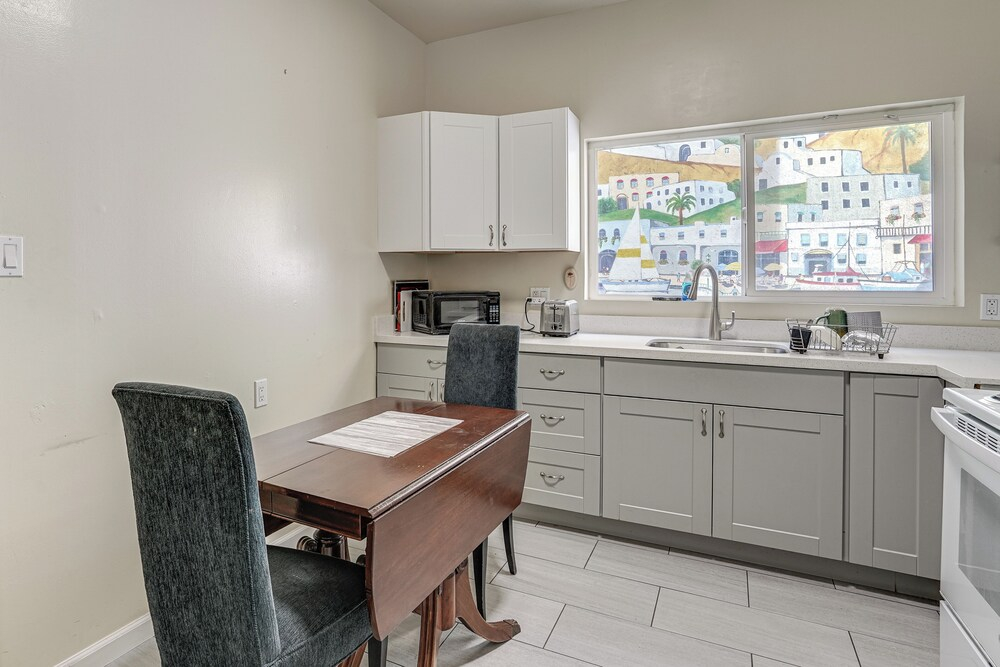 Walkable Dtwn Oakland Apt w/ Shared Rooftop!