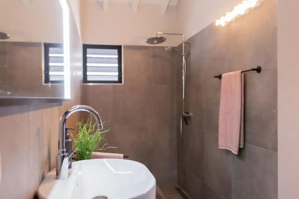 Stylish 3 Bedroom Villa With Ocean Views And Daily Maid Service