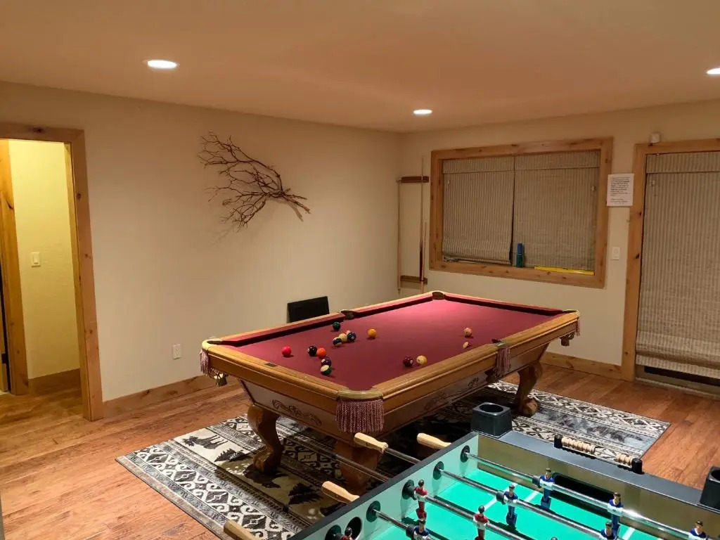 Brand New Upscale Home, Hot Tub, Foosball