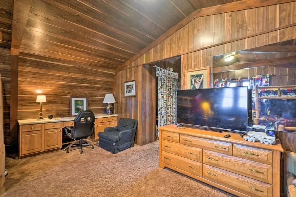 Mtn-View Cabin w/ Deck: 5 Mi to Gatlinburg