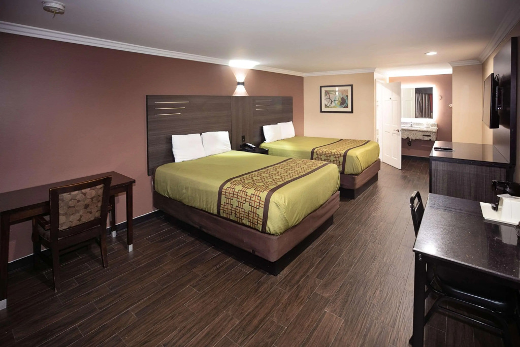Rodeway Inn & Suites Bellflower