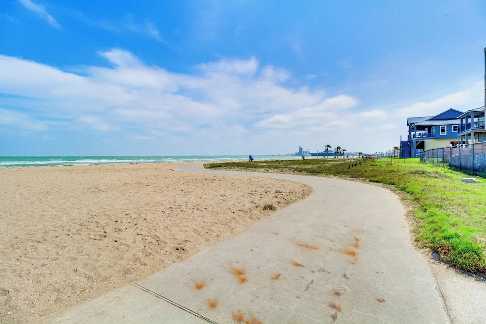 Balcony w/ Ocean View! North Beach 2nd-floor Condo